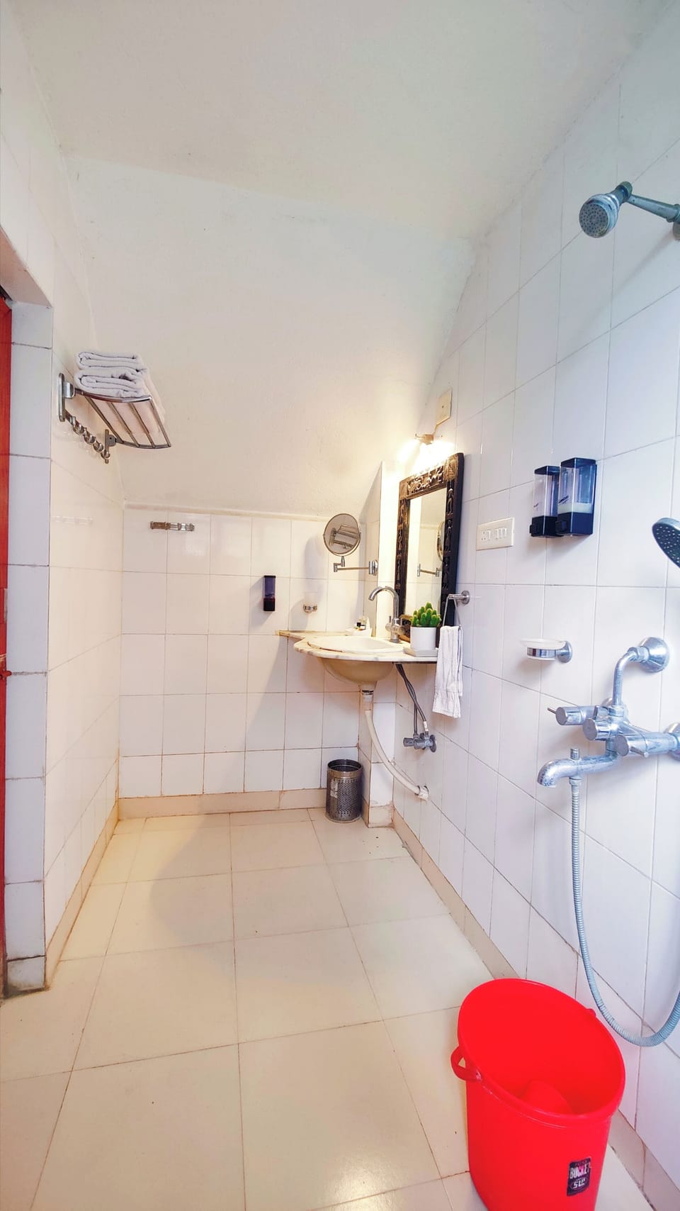 Luxury Double Room, Garden View | Bathroom | Shower, free toiletries, towels, soap