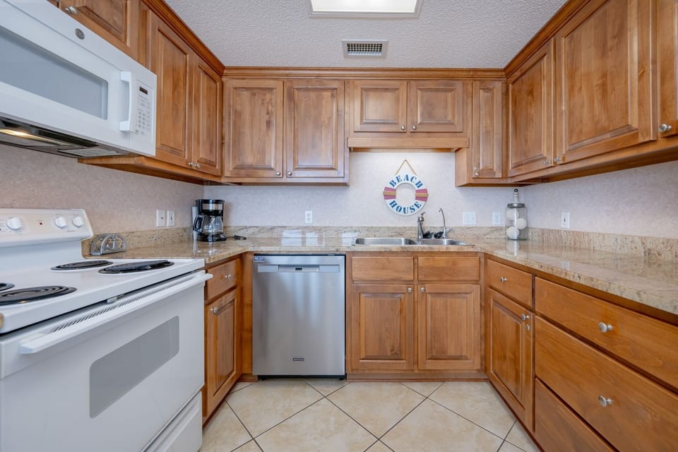 Condo, 1 Bedroom | Private kitchen | Coffee/tea maker, fridge, oven