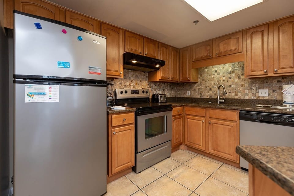 Condo, 3 Bedrooms | Private kitchen | Coffee/tea maker, fridge, oven