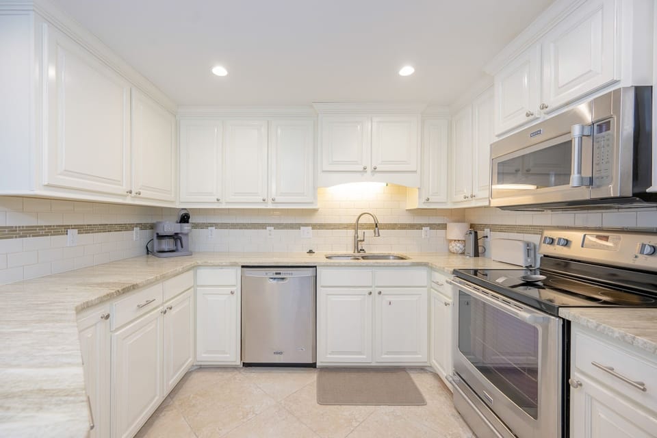 Condo, 3 Bedrooms | Private kitchen | Coffee/tea maker, fridge, oven