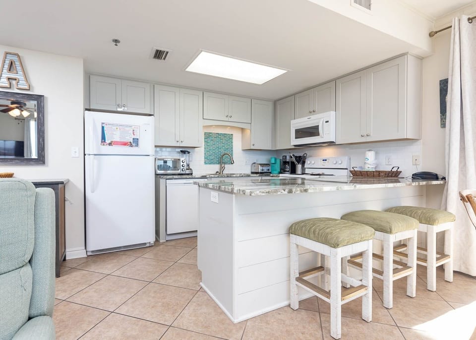 Condo, 3 Bedrooms | Private kitchen | Coffee/tea maker, fridge, oven