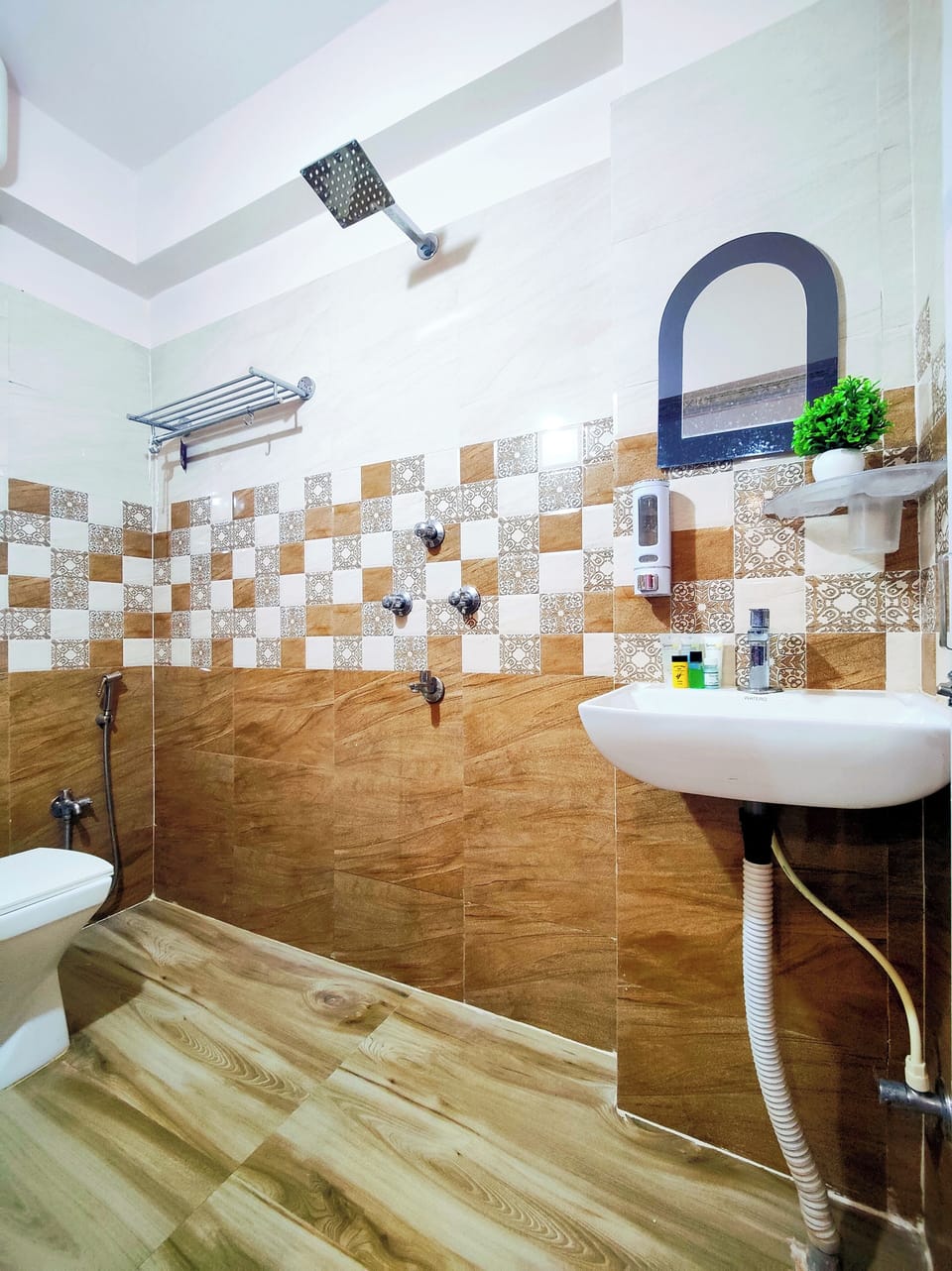 Superior Triple Room | Bathroom | Shower, towels, soap, shampoo