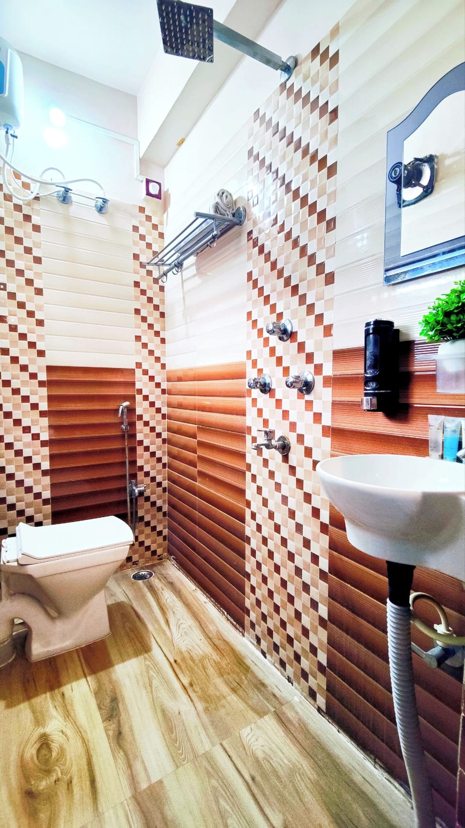 Deluxe Double Room | Bathroom | Shower, towels, soap, shampoo