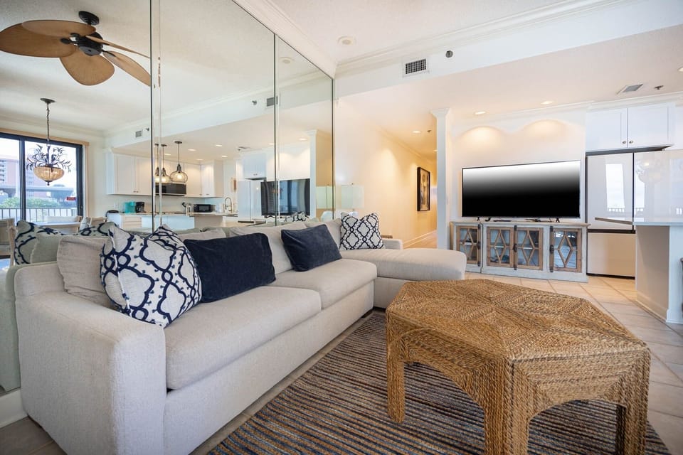 Condo, 3 Bedrooms | Living area