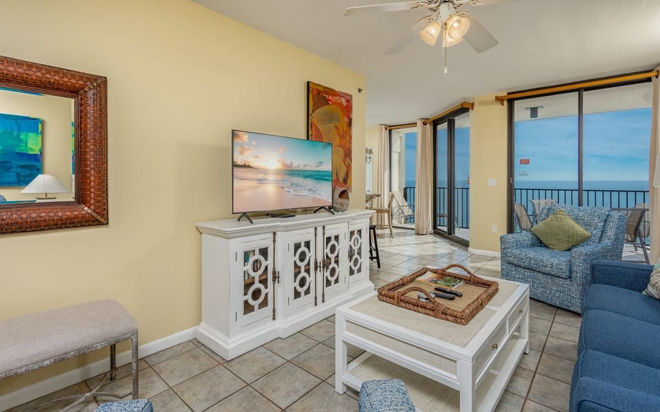 Condo, 1 Bedroom | Living area