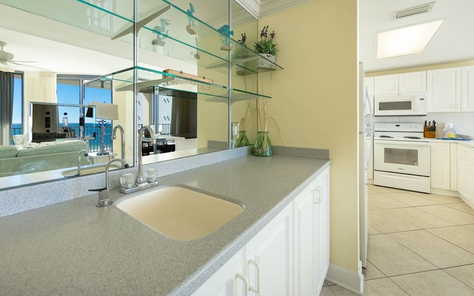 Condo, 3 Bedrooms | Private kitchen | Coffee/tea maker, fridge, oven