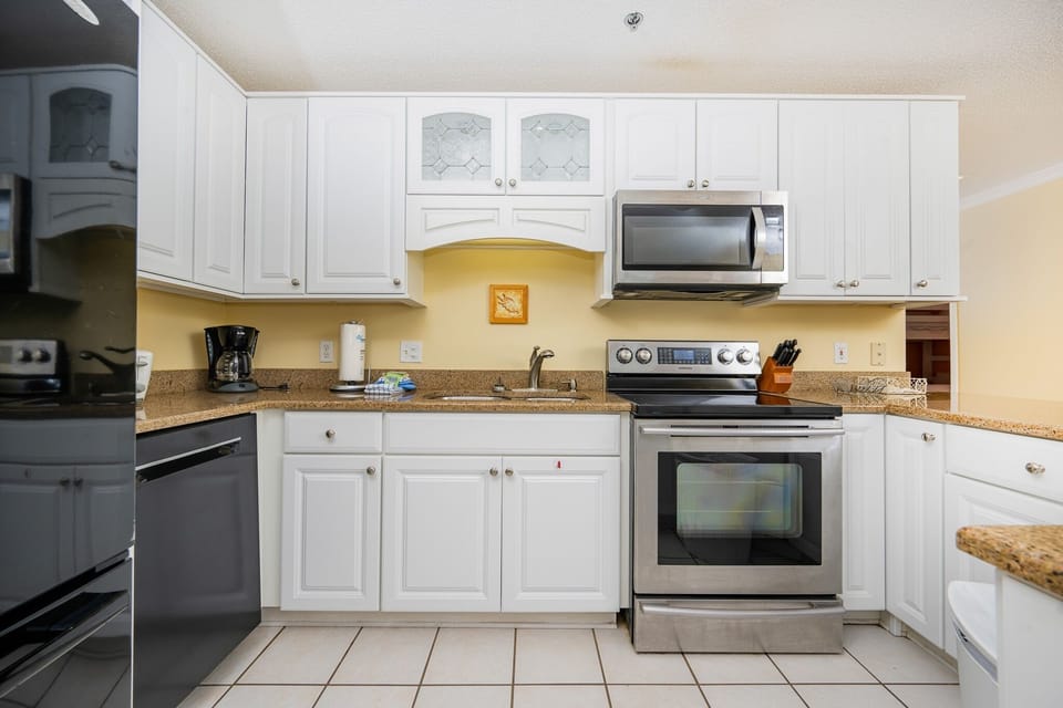 Condo, 3 Bedrooms | Private kitchen | Coffee/tea maker, fridge, oven