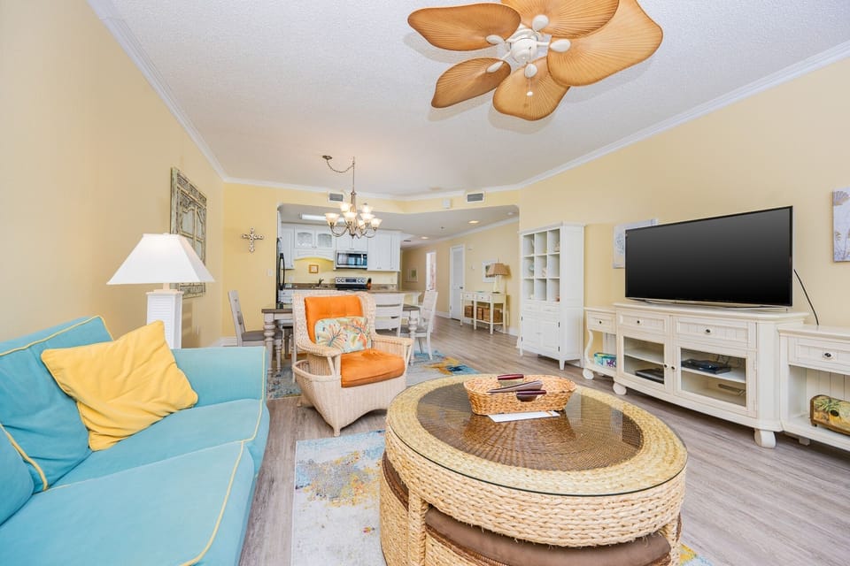 Condo, 3 Bedrooms | Living area