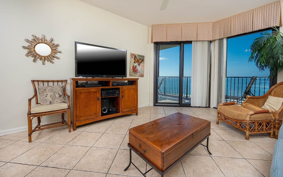 Condo, 2 Bedrooms | Living area