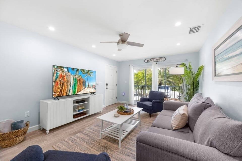 Condo, 2 Bedrooms | Living area