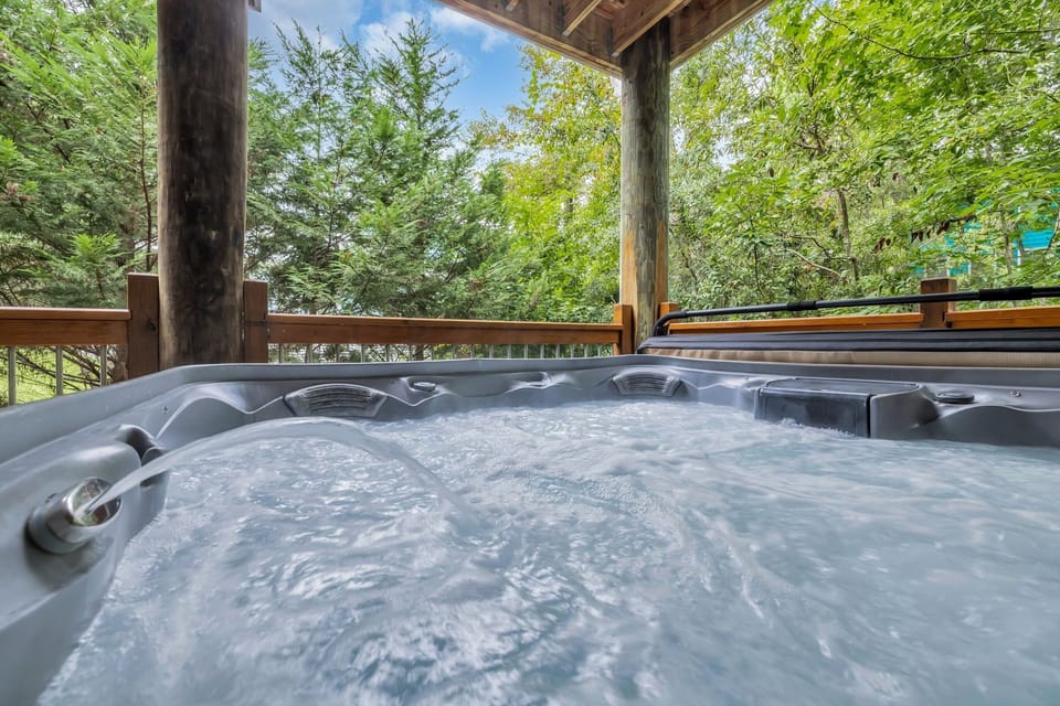 House, 3 Bedrooms | Outdoor spa tub