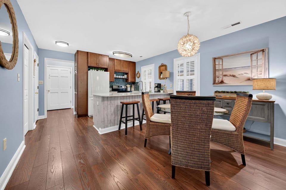 Condo, 2 Bedrooms | Dining
