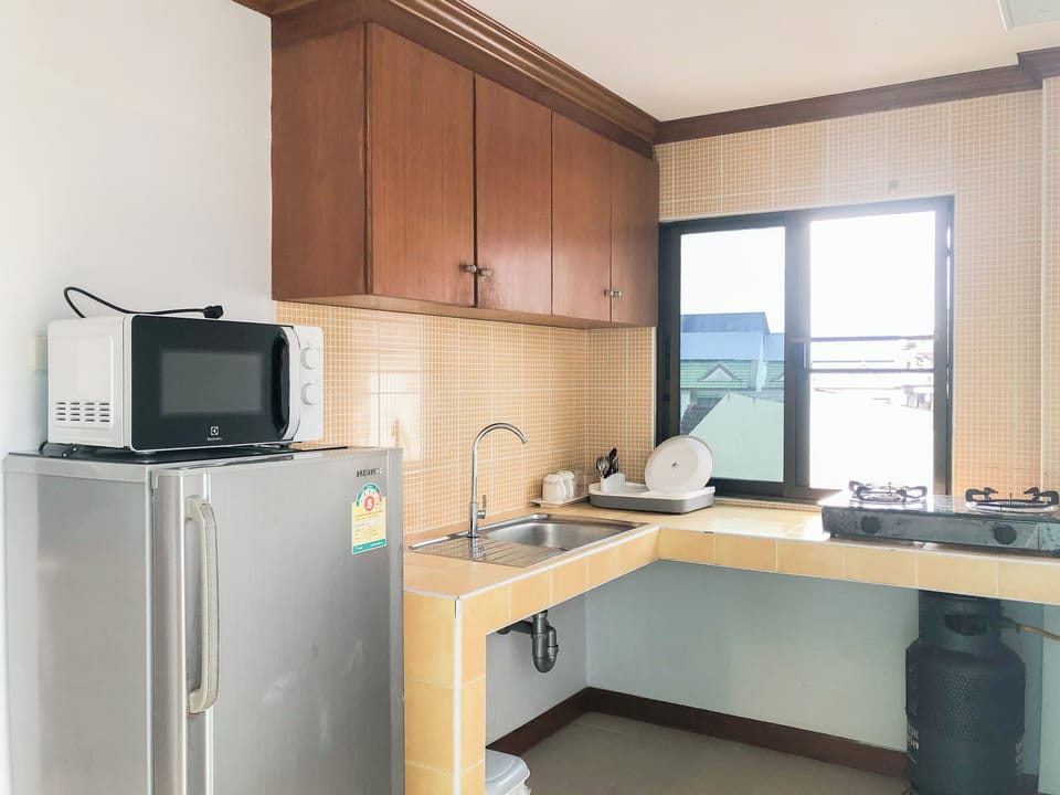 Deluxe Room, 1 Bedroom | Private kitchen | Full-size fridge, microwave, electric kettle