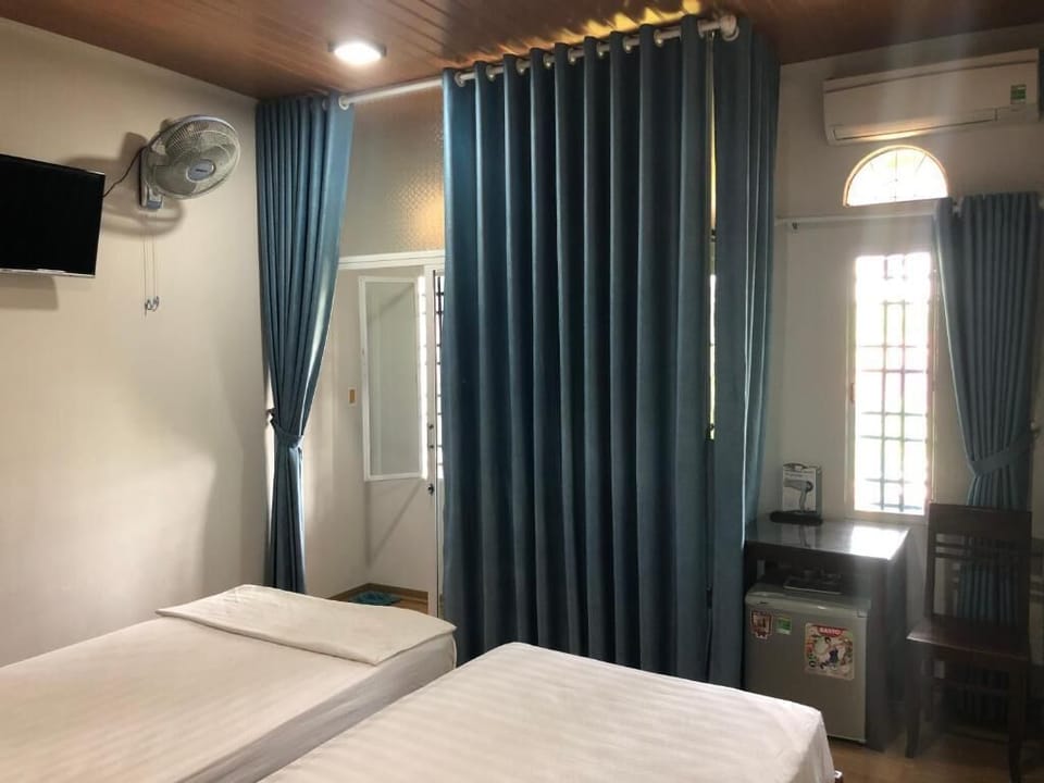 Minibar, desk, free WiFi