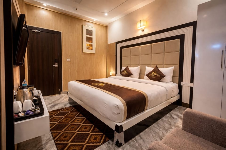 Deluxe Double or Twin Room, City View | In-room safe, iron/ironing board, WiFi (free)