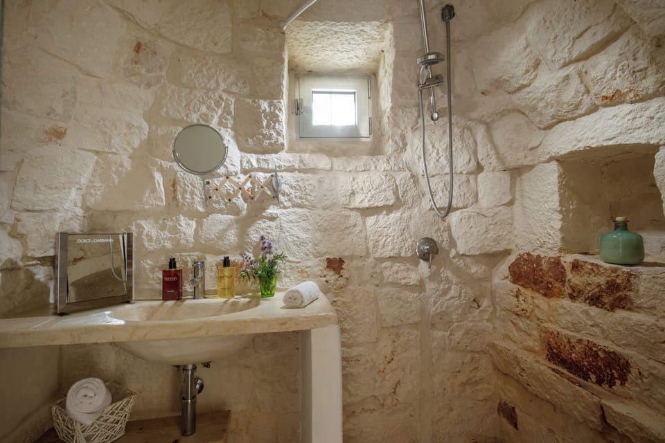 Superior Double Room | Bathroom | Shower, free toiletries, hair dryer, towels