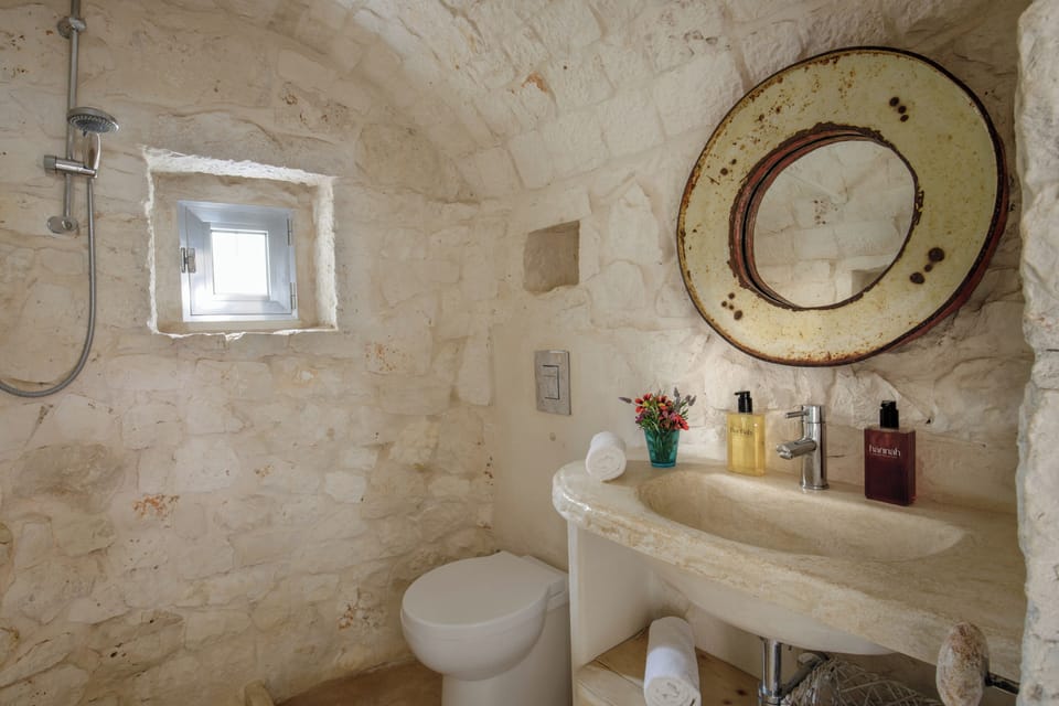 Classic Double Room | Bathroom | Shower, free toiletries, hair dryer, towels