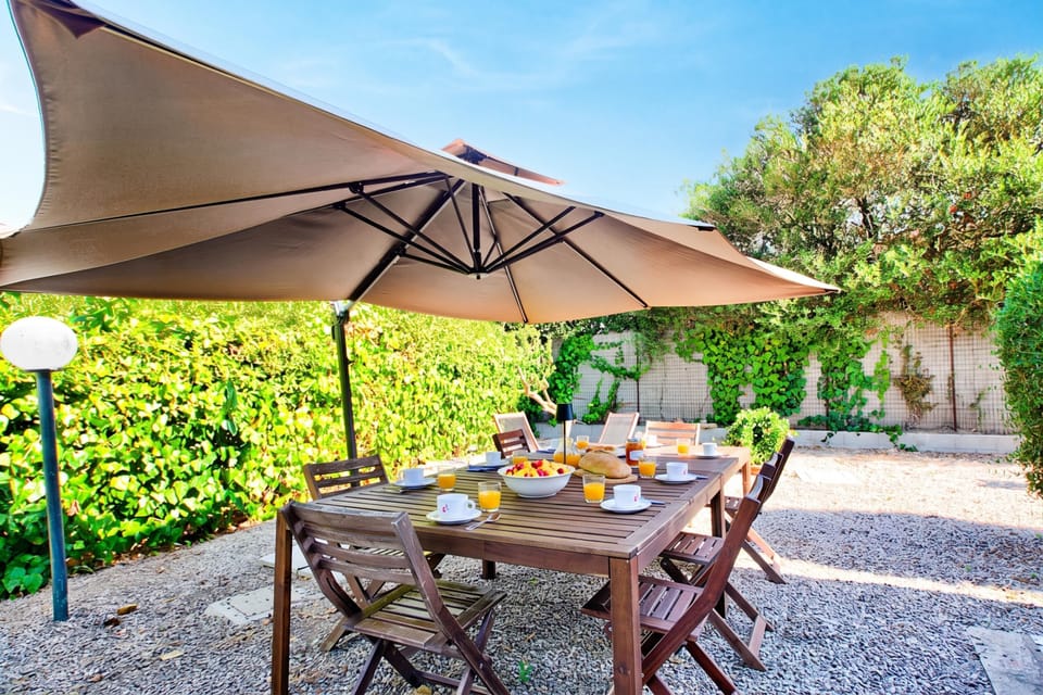 Family House, 3 Bedrooms, 2 Bathrooms (Villa Janela Escape & Retreat, 30m) | Outdoor dining