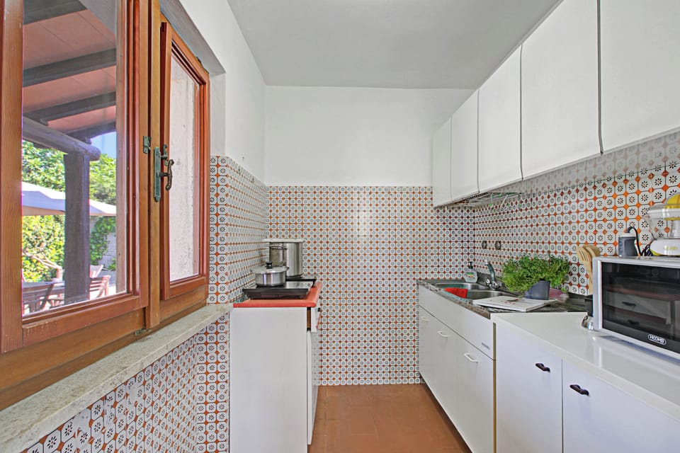 Family House, 3 Bedrooms, 2 Bathrooms (Villa Janela Escape & Retreat, 30m) | Private kitchenette