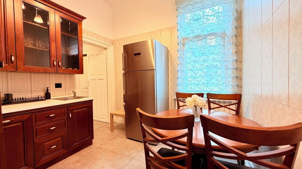 Comfort Apartment, 2 Bedrooms, Non Smoking, Private Bathroom | Private kitchen | Full-size fridge, oven, stovetop, cookware/dishes/utensils