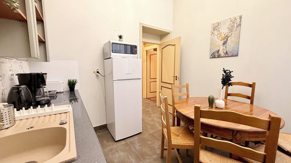 Comfort Apartment, 2 Bedrooms, Non Smoking, Air conditioning | Private kitchen | Full-size fridge, oven, stovetop, cookware/dishes/utensils
