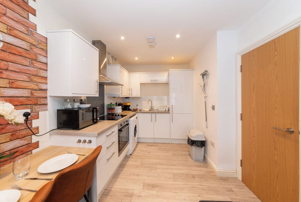 Deluxe Apartment | Private kitchen | Full-size fridge, microwave, oven, stovetop