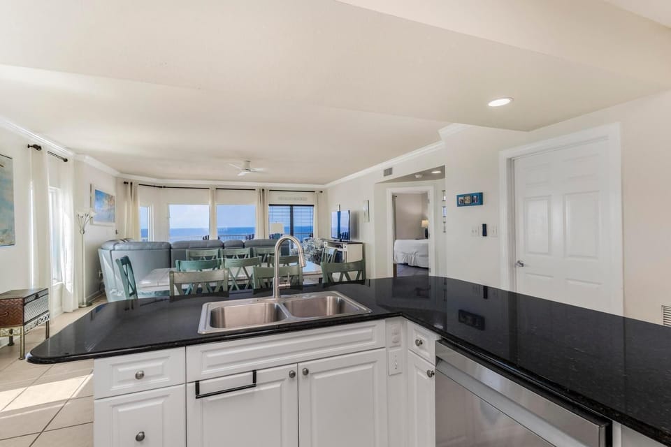 Condo, Multiple Beds (Admirals Quarters 1201) | Private kitchen