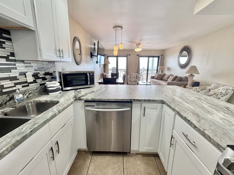 House, Multiple Beds (Regatta 101B) | Private kitchen