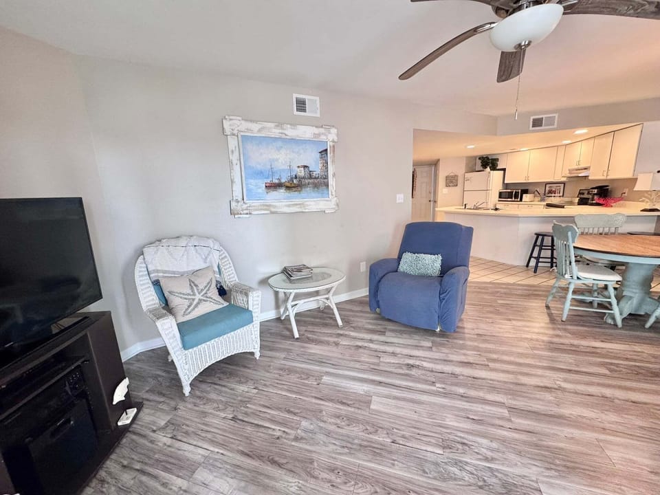 Condo, Multiple Beds (Regatta 102C) | Living area