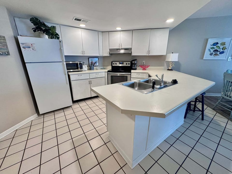 Condo, Multiple Beds (Regatta 102C) | Private kitchen
