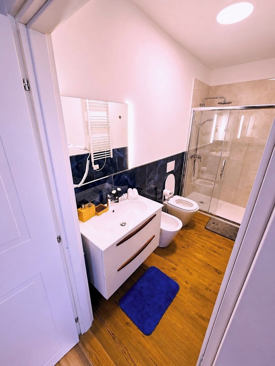 Luxury Suite, City View. | Bathroom | Shower, hair dryer, towels, soap