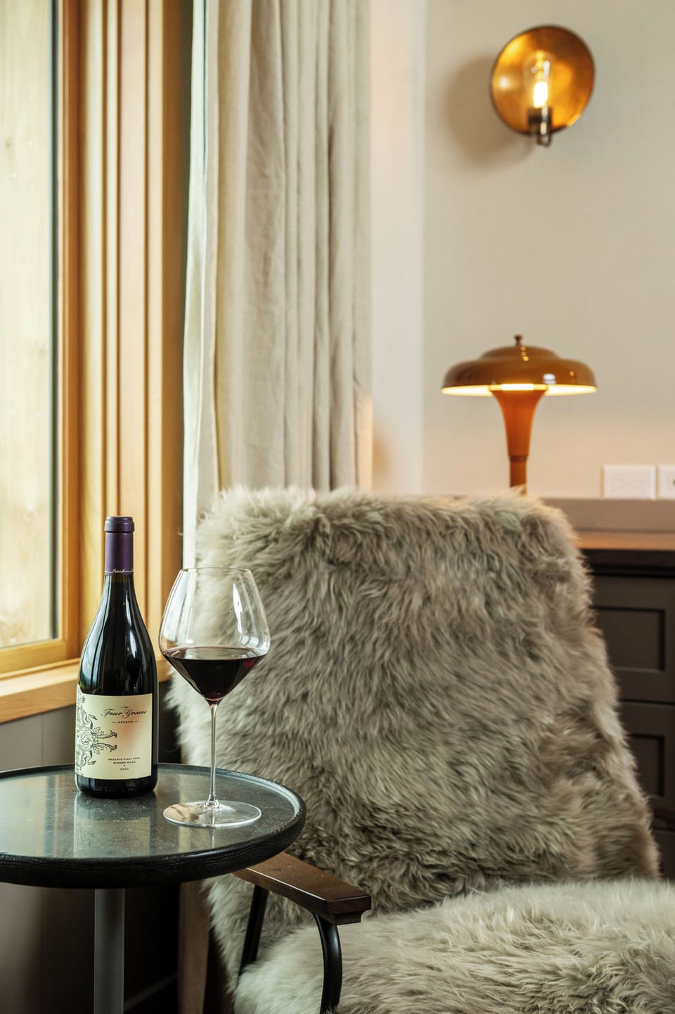 Deluxe Room, 1 King Bed (Klamath) | Living area | 40-inch Smart TV with satellite channels