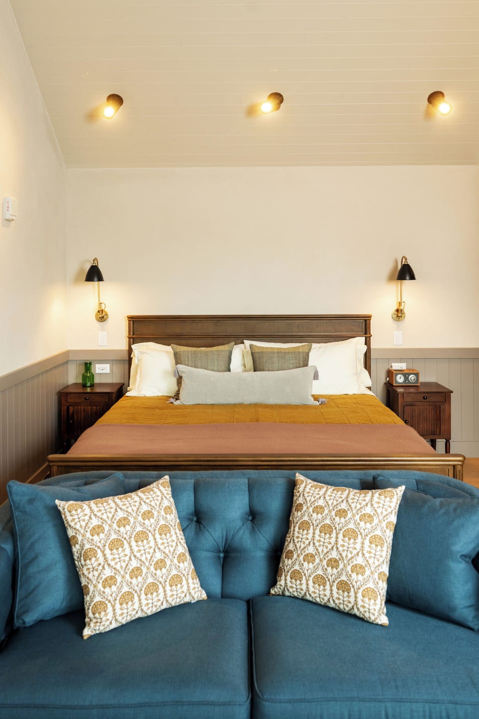 Deluxe Room, 1 King Bed (Goodin) | Premium bedding, iron/ironing board, WiFi (free), bed sheets