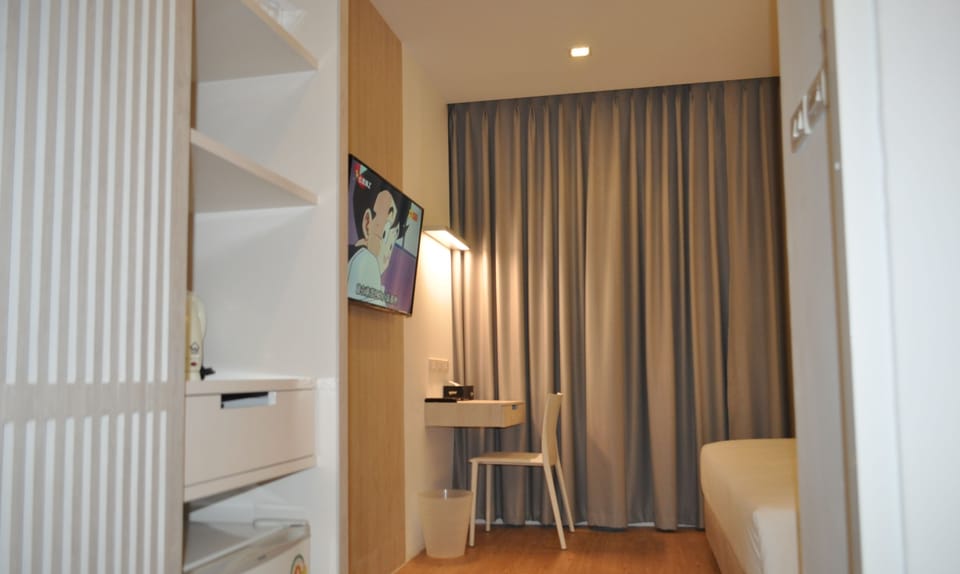Premier Double Room | In-room safe, soundproofing, iron/ironing board, free WiFi