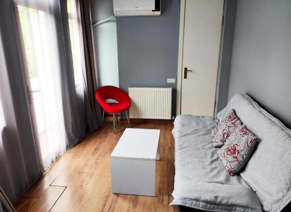 Suite, Balcony, City View | Living area