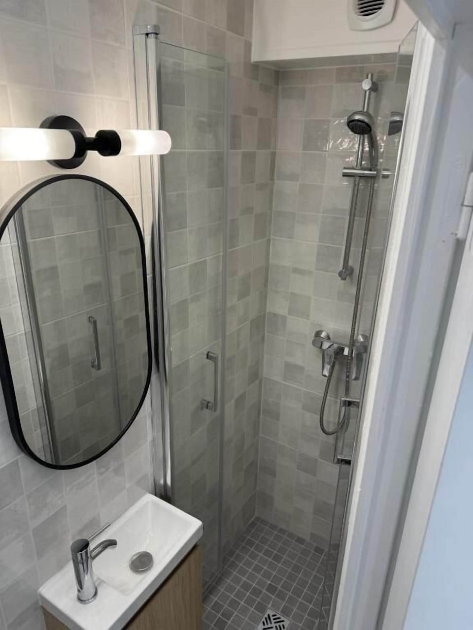 Single Room | Bathroom | Shower, free toiletries, towels