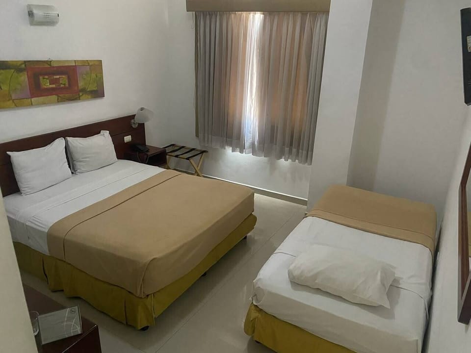 Basic Room | Desk, iron/ironing board (on request), WiFi (free), bed sheets