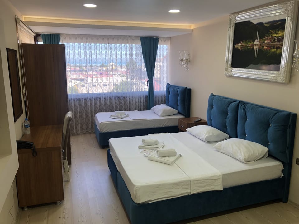 Classic Triple Room | Minibar, in-room safe, desk, soundproofing