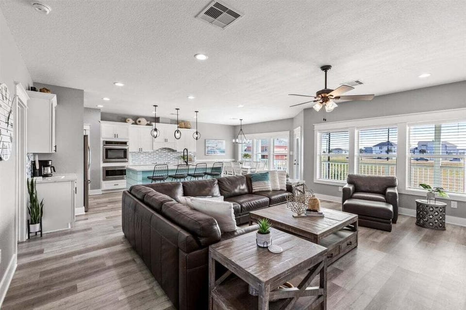 House, Multiple Beds, Patio, Pool View (Insta-Ahhh) | Living area