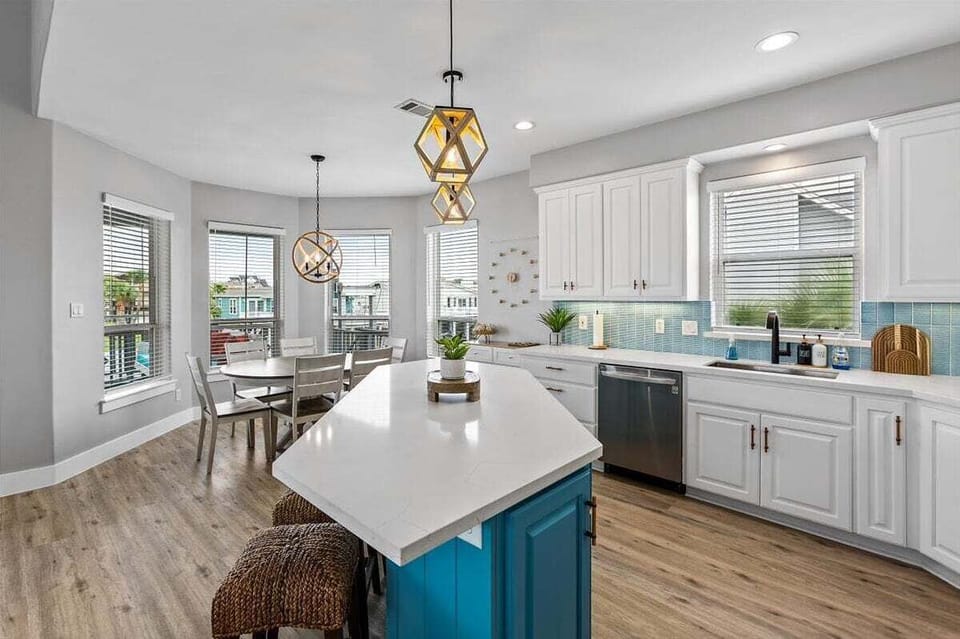 House, Multiple Beds, Pool Access, Pool View (Bay Dayz) | Private kitchen | Dining table
