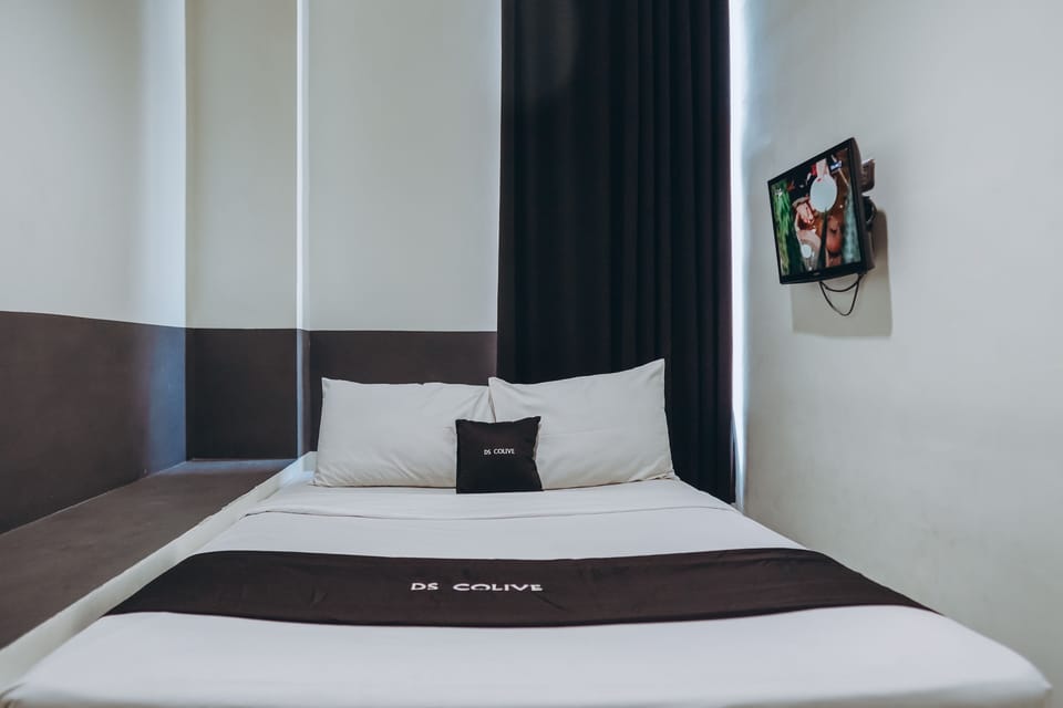 Premium Room, 1 Queen Bed | Desk, soundproofing, free WiFi, bed sheets