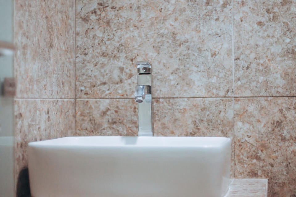 Shower, free toiletries, towels