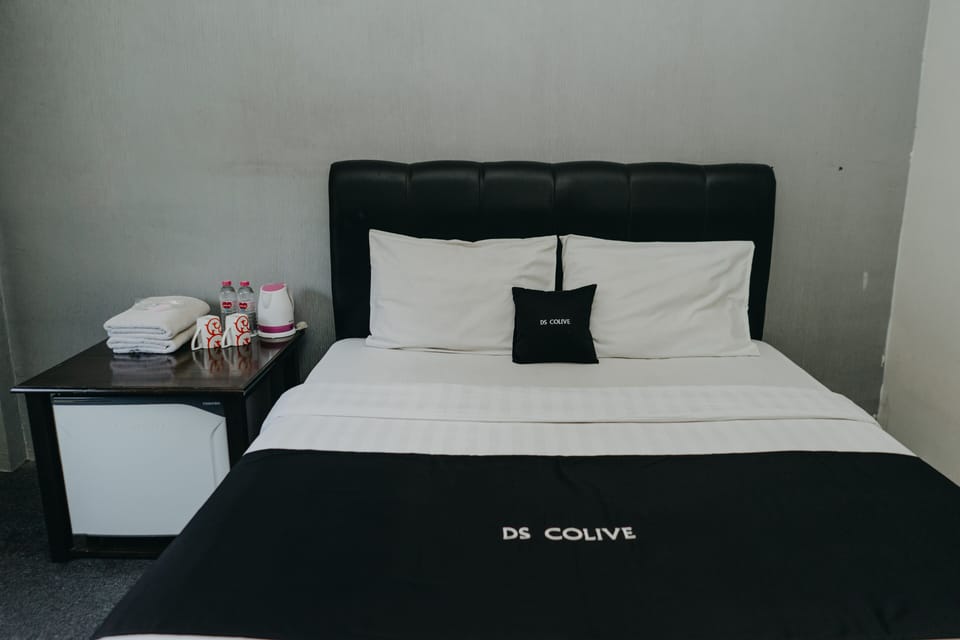 Suite, 1 Queen Bed | Desk, free WiFi, bed sheets
