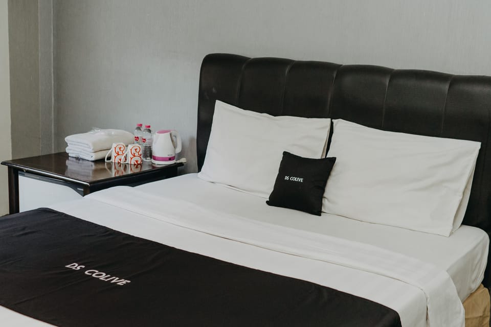 Suite, 1 Queen Bed | Desk, free WiFi, bed sheets