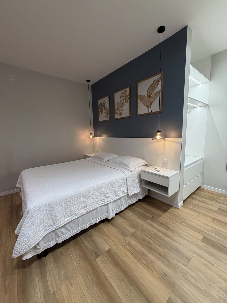 Deluxe Studio Suite | Laptop workspace, iron/ironing board, WiFi (free)