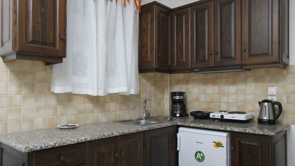 Fridge, stovetop, coffee/tea maker, cookware/dishes/utensils