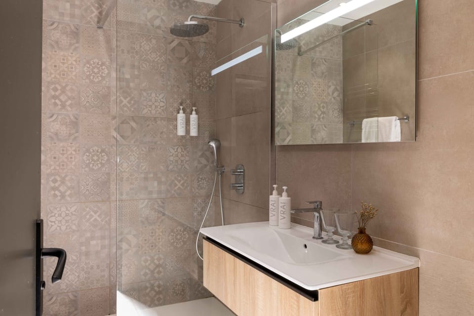 Classic Double Room | Bathroom | Free toiletries, hair dryer, towels