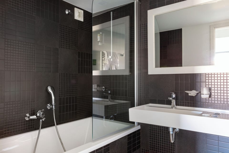 Superior Double Room, Sea View | Bathroom | Shower, free toiletries, hair dryer, towels