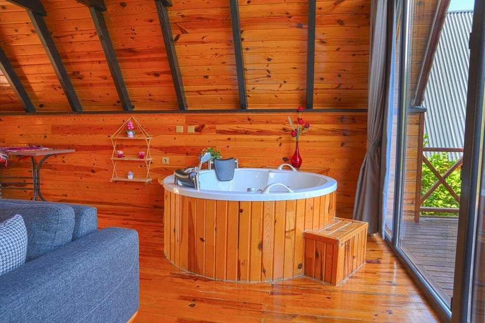 Jetted tub