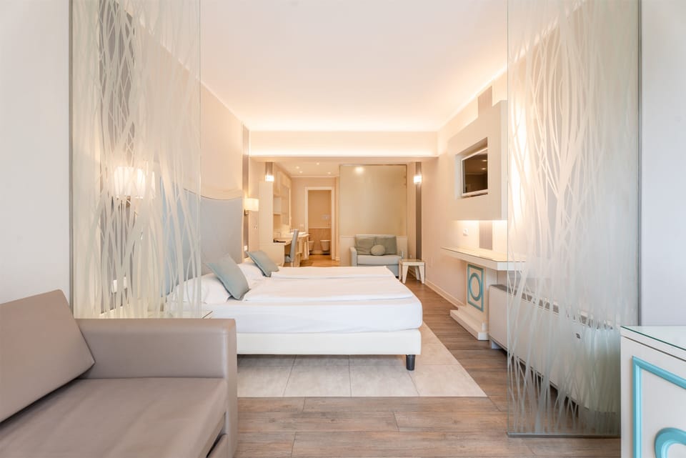 Junior Twin Room, Garden Area | In-room safe, soundproofing, WiFi (free), bed sheets